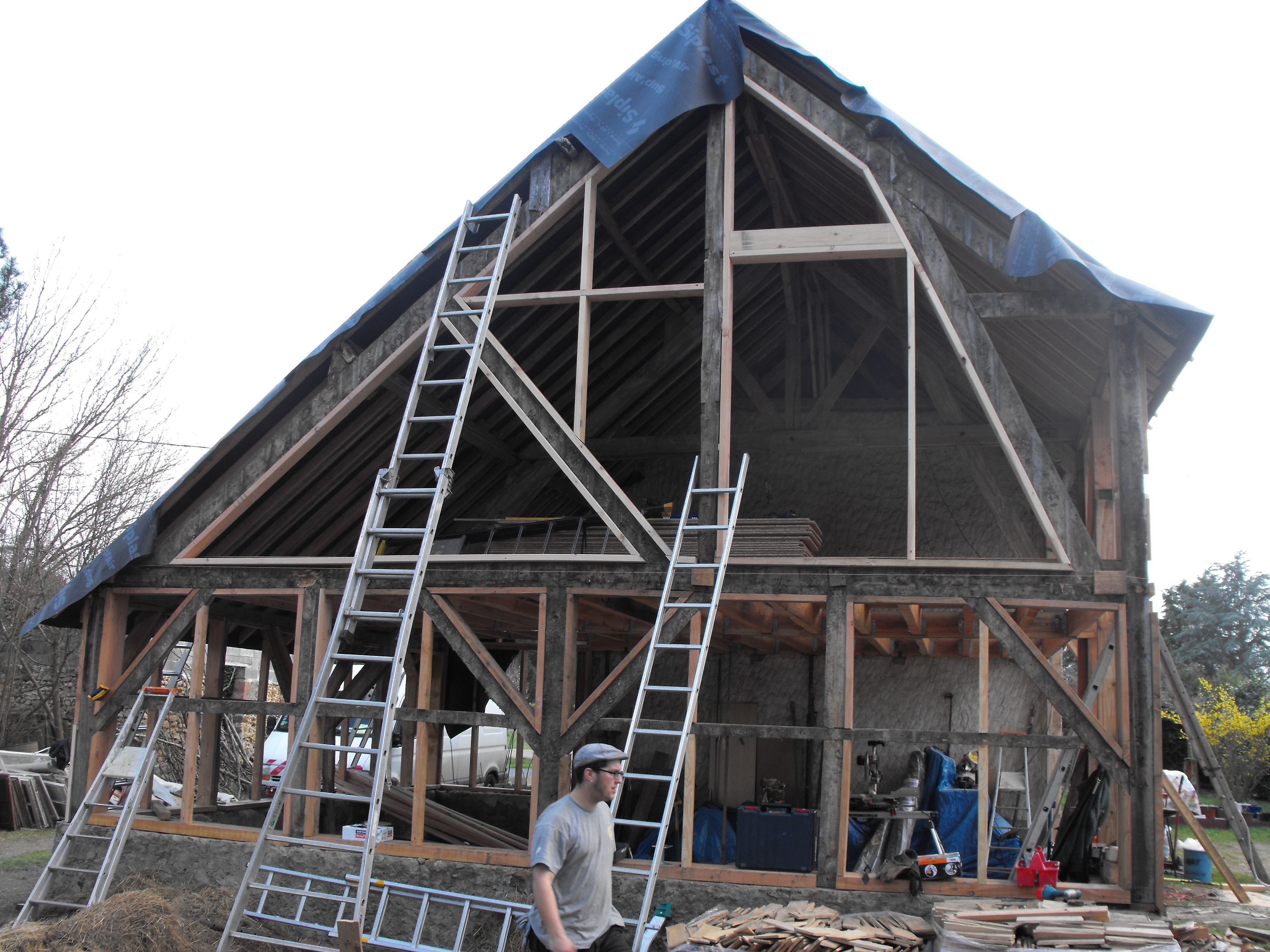 Restauration d'une grange avec couverture en bardeaux fendus
